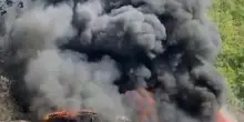 Autobus Rt in fiamme sulla Statale 28