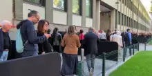 Giorgio Armani, un fiume di persone alla camera ardente per l'ultimo saluto
