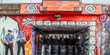 Doppio corteo per il centro sociale Leoncavallo: a Milano migliaia di antagonisti