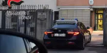 Bassano del Grappa, accoltella l’ex moglie sul posto di lavoro: la donna salvata da una cliente della sala slot