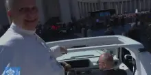 Leone XIV urta il cameraman per raccogliere un dono: la diretta dalla papamobile traballa, “Scusa”