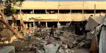 Gaza city, il missile isaeliano colpisce una scuola-rifugio: le immagini dopo la distruzione