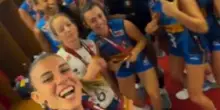 La azzurre mondiali del volley festeggiano nello spogliatoio cantando "Halo"