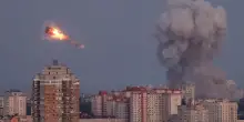 Maxi-attacco su Kiev: Trump pronto alle sanzioni a Mosca. Colpita anche la sede del governo ucraino