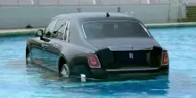 Rolls Royce, per festeggiare la Phantom la butta nell'acqua
