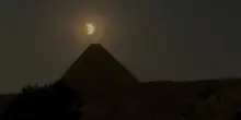 Egitto, eclissi totale di Luna: le spettacolari immagini dalle piramidi di Giza