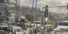 Attentato contro un bus a Gerusalemme: gli spari e il caos tra la folla in fuga nel traffico