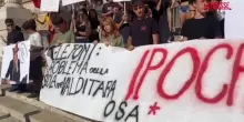 Roma, studenti protestano contro il divieto del cellulare a scuola: le immagini del sit-in al Miur