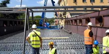 Incidente sul lavoro: muore un operaio schiacciato un da macchinario sulla banchina del Tevere