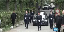 Giorgio Armani, il feretro lascia la chiesa di Rivalta: l'ultimo saluto tra gli applausi