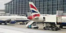 Londra, evacuato un terminal dell’aeroporto di Heathrow: “Perdita di materiali pericolosi”