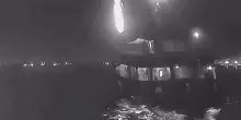 Una striscia di fuoco dal cielo: la Flotilla in fiamme, le riprese video da un'altra imbarcazione