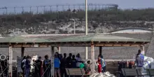 Lampedusa, in una notte sbarcati 300 migranti. In un barchino due persone morte e tre intossicati
