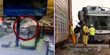 Messico, treno in corsa travolge il bus a due piani: il video