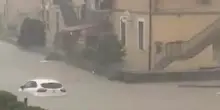 Nubifragio sull’Elba, strade come fiumi a Portoferraio. Il sindaco: "Restate a casa"