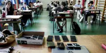 L’esordio in classe senza smartphone: “Ma i nostri prof lo usano per i compiti”