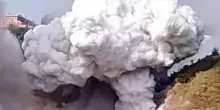 Napoli, esplosione in una fabbrica di fuochi d’artificio: il momento dello scoppio in un video