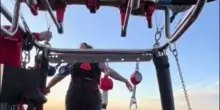Svezia, bungee jumping dalla mongolfiera: il salto è da urlo