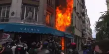 Parigi, scontri tra manifestanti di "Blocchiamo tutto" e polizia: incendio in un ristorante