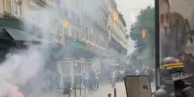 Alta tensione nel cuore di Parigi, fumogeni e polizia schierata per "Blocchiamo tutto"