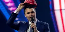 Charlie Kirk, attivista Maga, colpito da uno sparo nello Utah. Trump: “Preghiamo per lui”