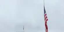 Casa Bianca a lutto: bandiere a mezz’asta per Charlie Kirk, attivista della destra Usa