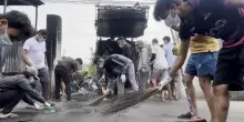 Nepal: i giovani manifestanti ripuliscono strade e palazzi distrutti dopo le proteste