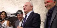 Napoli, la gaffe di De Luca con l'artista iracheno Kapoor: scambia la moglie per la figlia
