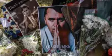 Caccia al killer di Kirk. L’Fbi: “È in età universitaria”. Su munizioni tracce antifasciste e pro transgender