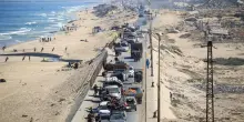 Il dolore dell’esodo dall’Egitto a Gaza, le lunghe file di profughi come nei secoli bui d’Europa