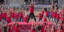 Roberto Bolle inventa il "BalloRosso": in 1500 per la danza collettiva sulle note di Ravel