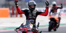 Bezzecchi vince la Sprint di Misano con Aprilia. Cade lo spagnolo Marc Marquez