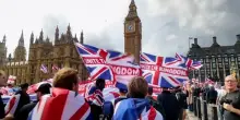 Regno Unito, l'estrema destra sfila a Londra: in migliaia alla marcia organizzata da Tommy Robinson