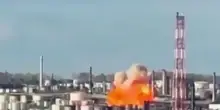 Russia, drone ucraino colpisce una raffineria: il momento dell'esplosione
