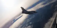 Caccia francesi armati in volo nei cieli polacchi: la risposta Nato ai droni russi