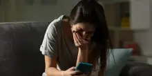 Rubava foto dai social e le pubblicava sui siti porno, indagato ragazzo milanese