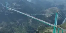 Cina, apre il ponte più alto del mondo: 625 metri sopra il canyon