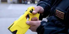 Reggio Emilia, uomo di 41 anni morto dopo essere stato fermato dalla polizia con il taser