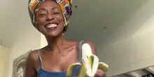 Messaggi razzisti contro Bundu dopo il tweet di un’attivista. E lei risponde con una banana