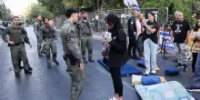 La notte più lunga per gli ostaggi, le famiglie protestano sotto casa di Netanyahu. Ma lui e la moglie fuggono