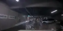Giappone: la fuga disperata dell'automobilista dal parcheggio allagato