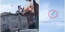 Drone kamikaze russo centra un palazzo a Kharkiv: il video dell’impatto devastante