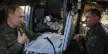Putin assiste in uniforme alle esercitazioni russo-bielorusse: 100mila soldati schierati