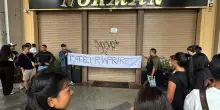 La protesta dei dipendenti del bar Norman: "Lasciateci tornare al lavoro"