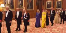 Londra, l'arrivo al banchetto di Windsor: Trump in smoking, Melania in giallo e cinturone rosa