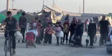 Medio Oriente, la disperazione dei palestinesi in fuga da Gaza: "Siamo stanchi e abbiamo paura"