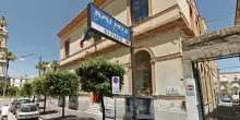 Disabile sequestrato in casa “per divertimento” nel 2024 e gettato in piscina, oggi due arresti