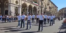 Gli alpini sfilano al raduno in piazza Garibaldi ad Alessandria
