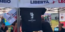 Pontida, la maglietta di Charlie Kirk va a ruba e sul pratone compare la bandiera di Israele
