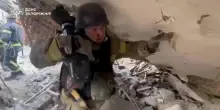 Alba di fuoco a Zaporizhzhia: raid russo devasta palazzi, soccorritori tra le macerie